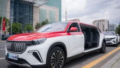 Персонализирана лимузина Togg T10X вози Румен Радев за срещата с Ердоган в Анкара