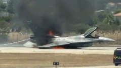 Изтребител F-16C на гръцките ВВС се запали след аварийно кацане (ВИДЕО)