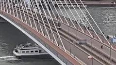Два трамвая се сблъскаха на емблематичен мост в Ротердам, 15 души са ранени (ВИДЕО + СНИМКИ)