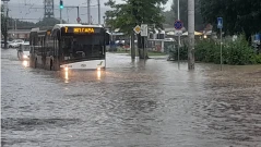 Порой наводни Варна, коли и пешеходци закъсаха във воден капан (СНИМКИ)