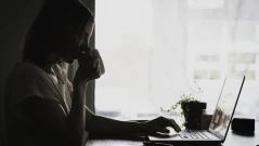 Защо служителите в офиса са толкова уморени в 15:00 часа:  Дори кафето не ги събужда