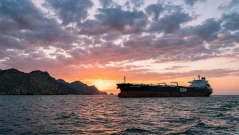 Ормузкият проток замря: страхът от атаки спря корабния трафик
