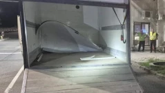 Задържаха 8 мигранти, укрити в тайник на микробус на българо-гръцката граница