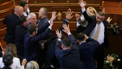 Замеряха премиера на Косово с яйца в парламента (ВИДЕО)