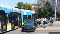 Трамвай 5 дерайлира в София! Сблъсък с автомобил край „Руски паметник"
