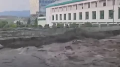 Издирват мъж, отнесен от реката в Пещера