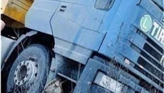 Тир спука гума, скъса мантинелте на „Марица” и се обърна в нива