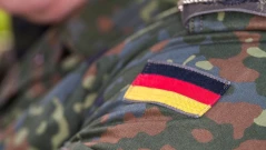 Без знамена с дъга и отделни паралелки за децата на мигрантите, какво още обещава "Алтернатива за Германия"
