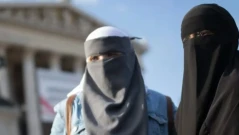 Забраната влезе в сила: Без ислямски хиджаб и бурки в училищата в Австрия