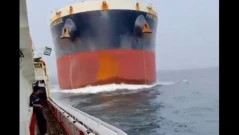 Огромен търговски кораб помете риболовен съд край Сингапур (ВИДЕО)