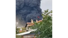 Пожар пламна в склад за изолации, властите призоваха хората да стоят у дома