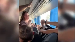 Украинка скача на бой на ученици в автобус за Несебър (ВИДЕО)