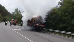 Камион с дървен материал се запали в прохода Предела