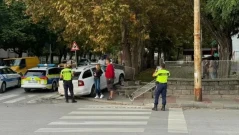 Кола се вряза в оградата на детска градина във Велико Търново