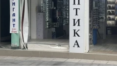 Полицейска кола се заби в магазин след гонка в Бургас