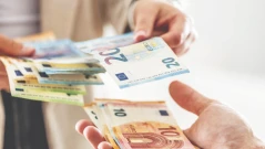 93-годишен дядо предаде 3100 евро на ало измамници, куриерът ги занесе в полицията