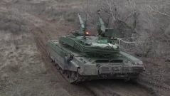 Руски танк Т-90М сваля дрон, използвайки нова подобрена система за активна защита „Арена-М“