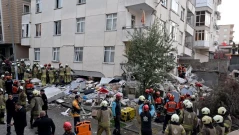 7-етажна сграда рухна в Истанбул: спасители търсят хора под отломките (ВИДЕО)