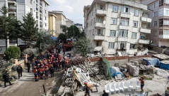 Срутването на сграда в Истанбул взе две жертви: спасители търсят хора под развалините