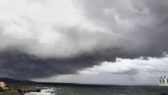 Жълт код за значителни валежи в цялата страна утре