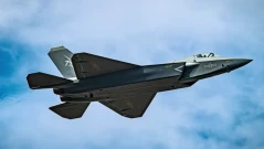 Китай усилва самолетоносачите си: Стелт изтребителите J-35 се появиха на „Ляонин“ (ВИДЕО)