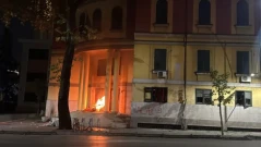 Безредиците в Тирана ескалират: Демонстранти нахлуха в правителствена сграда (ВИДЕО)