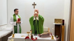 Първи снимки на папа Лъв XIV от болницата, отслужи литургия на четвъртия ден след операцията