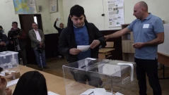 Скандал между избиратели и член на секционна комисия заради шапка