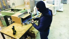 Повдигнаха обвинение на собственика на склада в Карнобат, превърнат в нелегалната фабрика за цигари